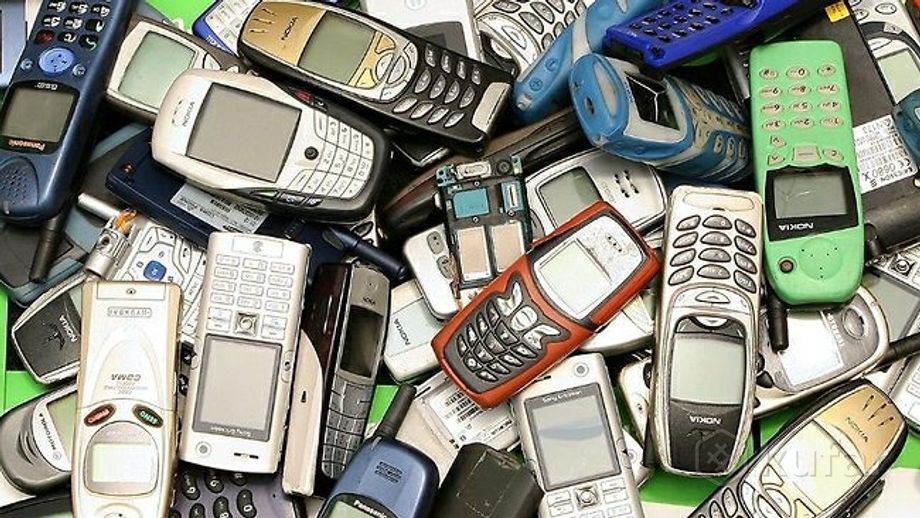 Можно ли сдать старый телефон. Старые мобильные телефоны. Утилизация телефонов. Переработка мобильных телефонов. Куча старых телефонов.