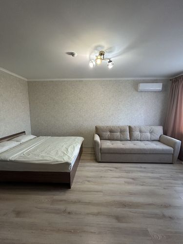 Фото 4: Квартира посуточно — Студия на 15 этаже с видом на город на улице Папанина