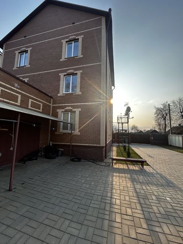 Фото 2: Дом посуточно — Трехэтажный гостевой коттедж «Люкс» на улице Риммы Кунько